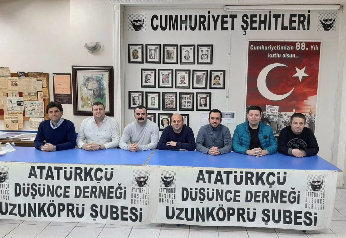 TARAFIMIZ DEMOKRASİDİR… TARAFIMIZ ANAYASADIR… TARAFIMIZ LAİK REJİMİN TEMELLERİDİR…