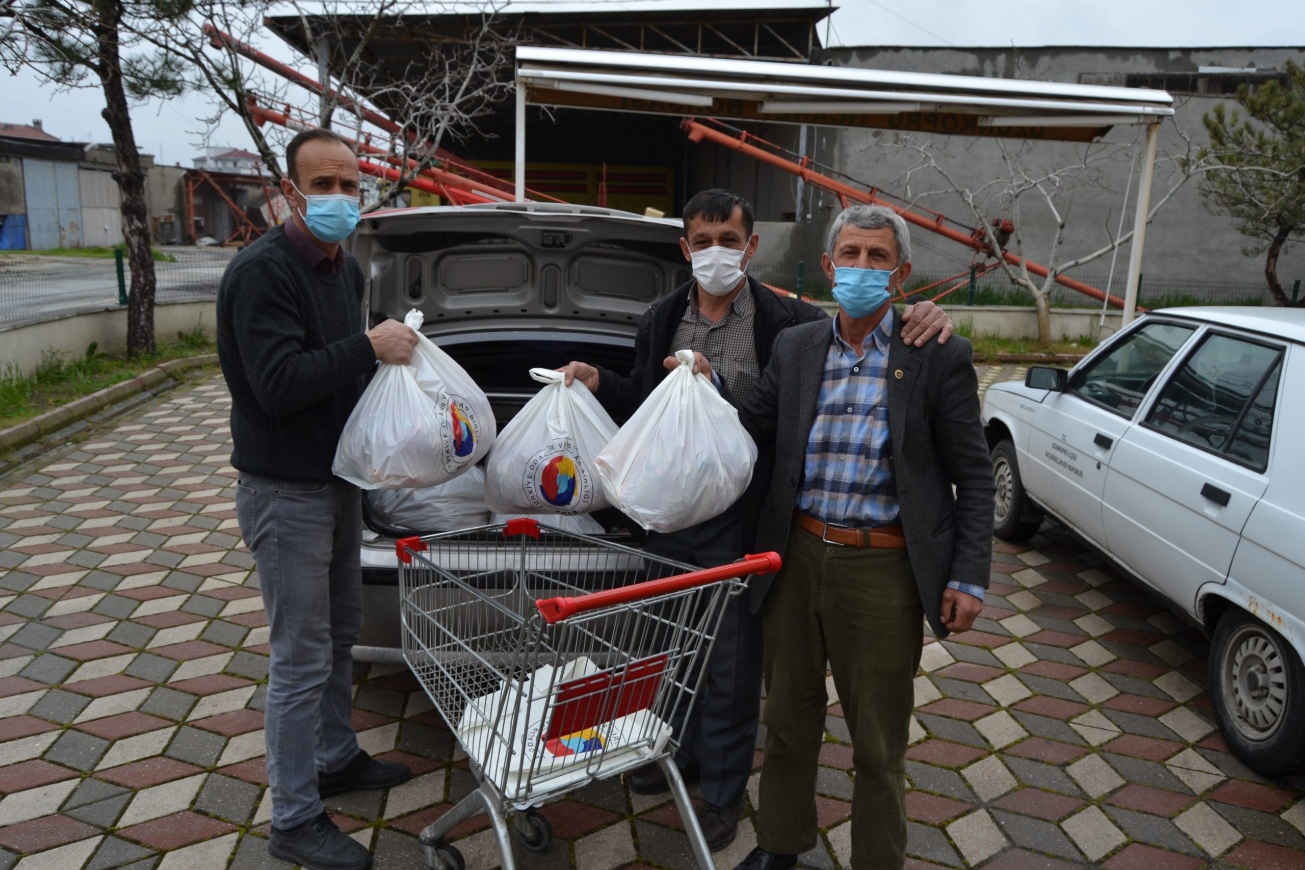 TİCARET BORSASI İHTİYAÇ SAHİBİ 800 AİLEYE GIDA PAKETİ YARDIMINDA BULUNDU
