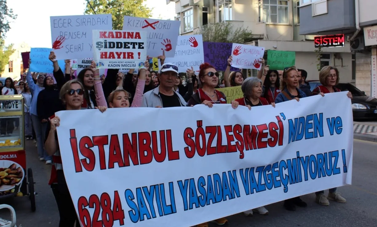 KADINA VE ÇOCUĞA ŞİDDETE KARŞI YÜRÜDÜLER