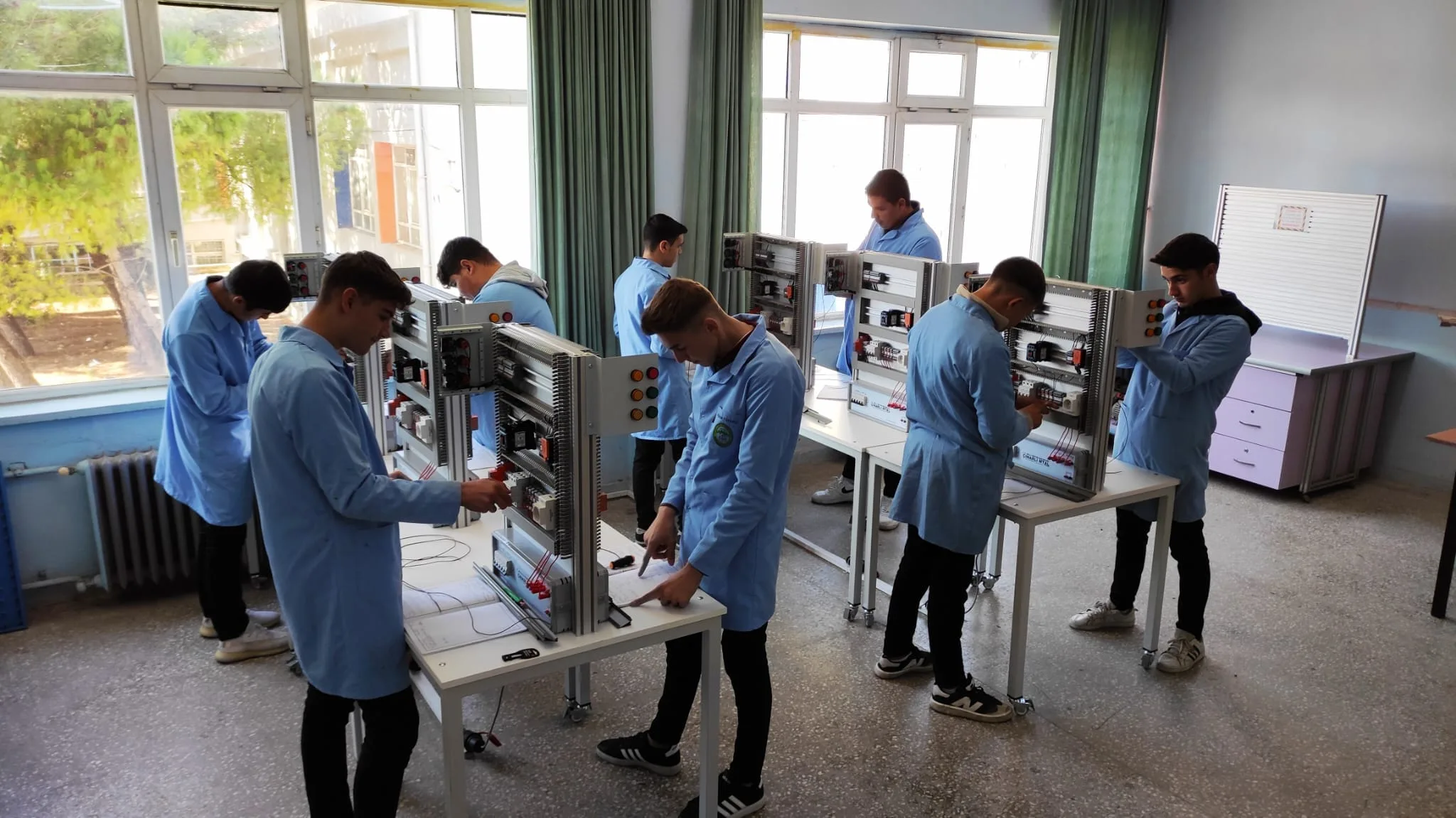 ELEKTRİK ELEKTRONİK TEKNOLOJİSİ ALANINA 750 BİN LİRALIK SET