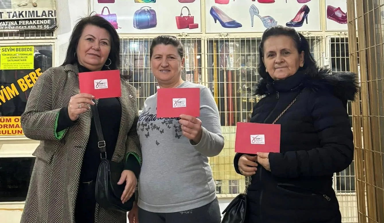 CHP’Lİ KADINLARDAN EYLEM: BU KEZ ESNAF VE EMEKLİDEN KIRMIZI KART